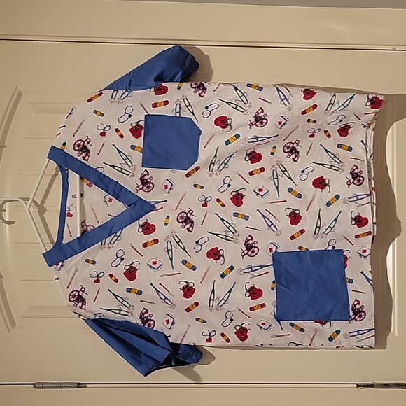 Set of 4 Scrub Tops - Size large - Picture 2 of 4